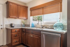 Casa, varias camas, hidromasaje, vista al jardín | Cocina privada | Refrigerador, microondas, horno y parrilla de estufa