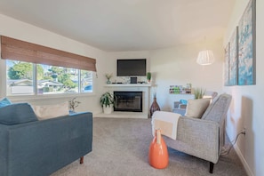 House, Multiple Beds, Hot Tub, Garden View | Living area | 40-inch TV with cable channels, fireplace, video-game console