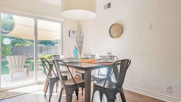 House, Multiple Beds, Hot Tub, Garden View | Dining