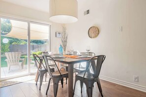 Casa, varias camas, hidromasaje, vista al jardín | Restaurantes