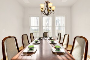 獨棟房屋, 多張床, 庭院, 高球場景觀 (Green Hill Estate) | 用餐區