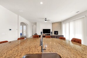 獨棟房屋, 多張床, 庭院, 高球場景觀 (Green Hill Estate) | 私人廚房 | 電冰箱、微波爐、烤箱、爐台