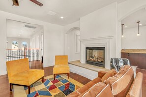 獨棟房屋, 多張床, 庭院, 高球場景觀 (Green Hill Estate) | 起居區 | 40-吋電視、數位頻道、壁爐