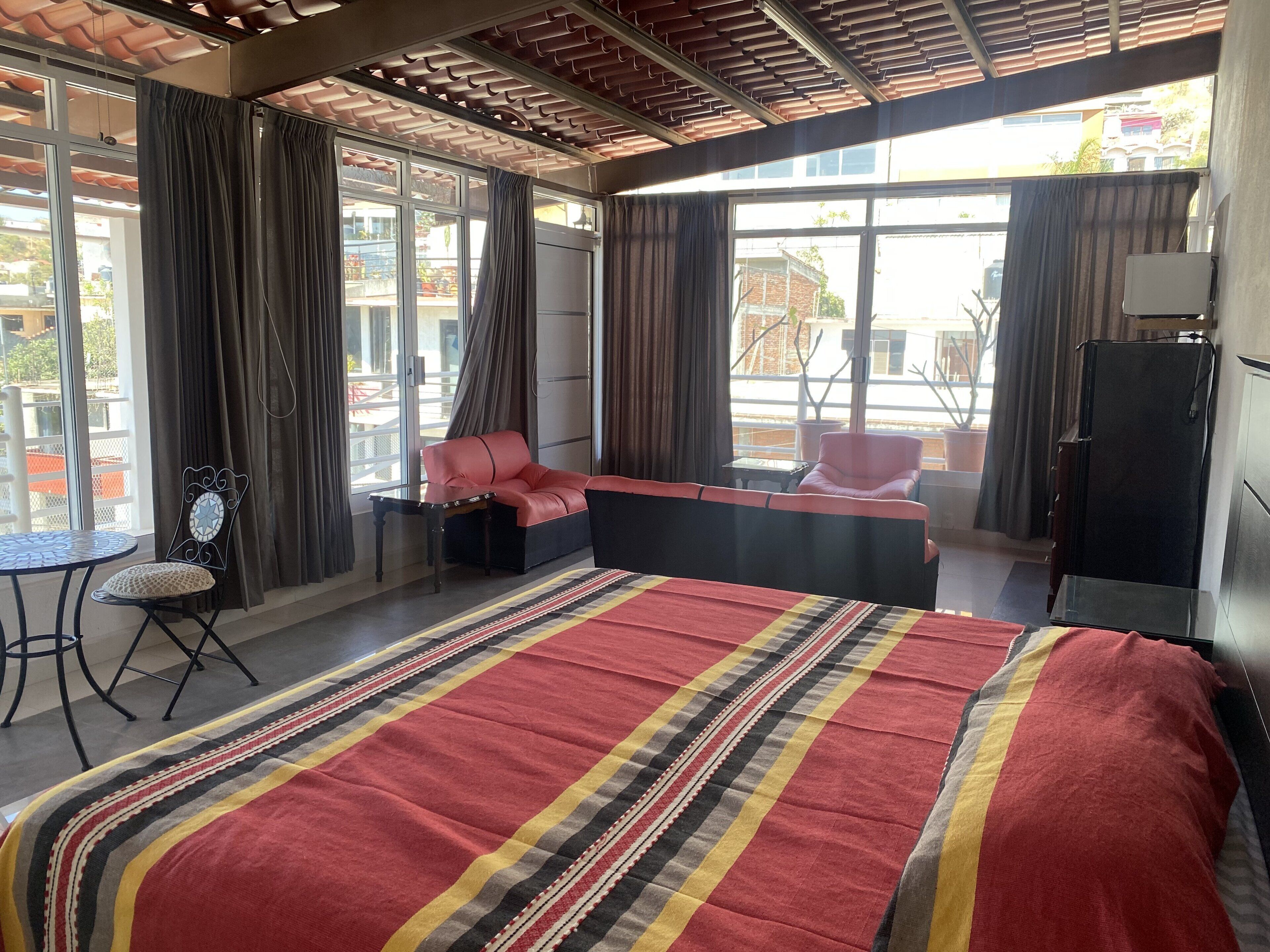 Quarto casal panorâmico | Camas com colchões pillow-top, Wi-Fi de cortesia, roupa de cama