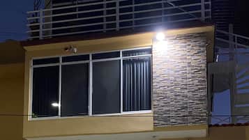 Vista frontal de la propiedad