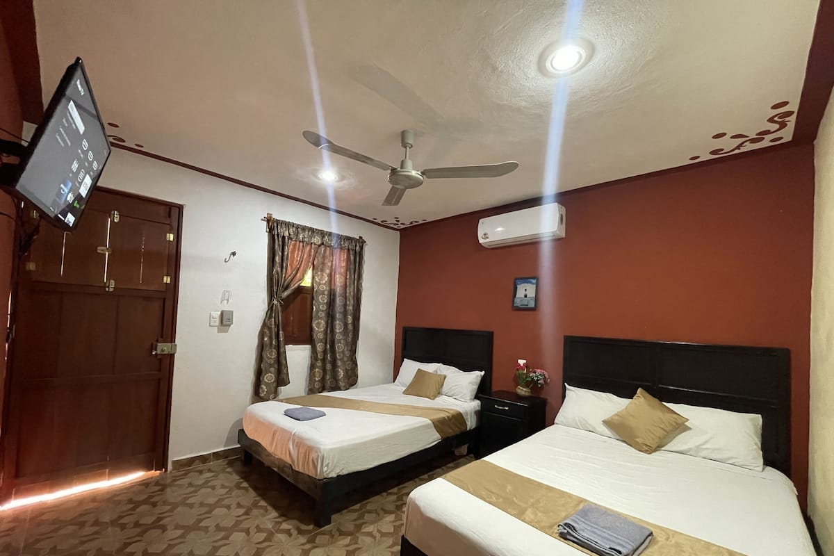 Quarto quádruplo standard, 2 camas de casal, vista para o jardim | Quartos à prova de som, ferros/tábuas de passar roupa, Wi-Fi de cortesia
