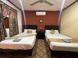 Quarto quádruplo standard, 2 camas de casal, vista para o jardim | Quartos à prova de som, ferros/tábuas de passar roupa, Wi-Fi de cortesia