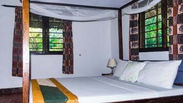 4 bedrooms, laptop workspace, iron/ironing board, bed sheets