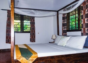 4 bedrooms, laptop workspace, iron/ironing board, bed sheets