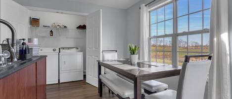 Frigorifero, macchina per tè/caffè, pentole/stoviglie/utensili, spezie