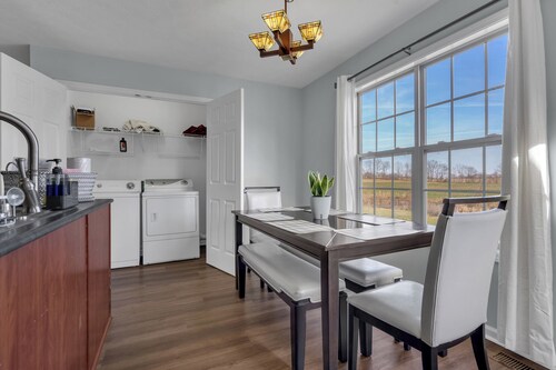 10-Person Spacious Home for Work Groups Near I-24