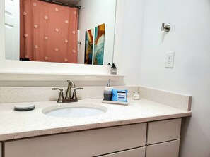 Combined shower/bathtub, hair dryer, towels