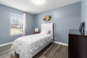 3 Schlafzimmer, Schreibtisch, Bügeleisen/Bügelbrett, WLAN