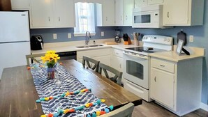 Coffee/tea maker, fridge, microwave, oven - Paw-fect for pet lovers & thrill seekers (Oak Grove)