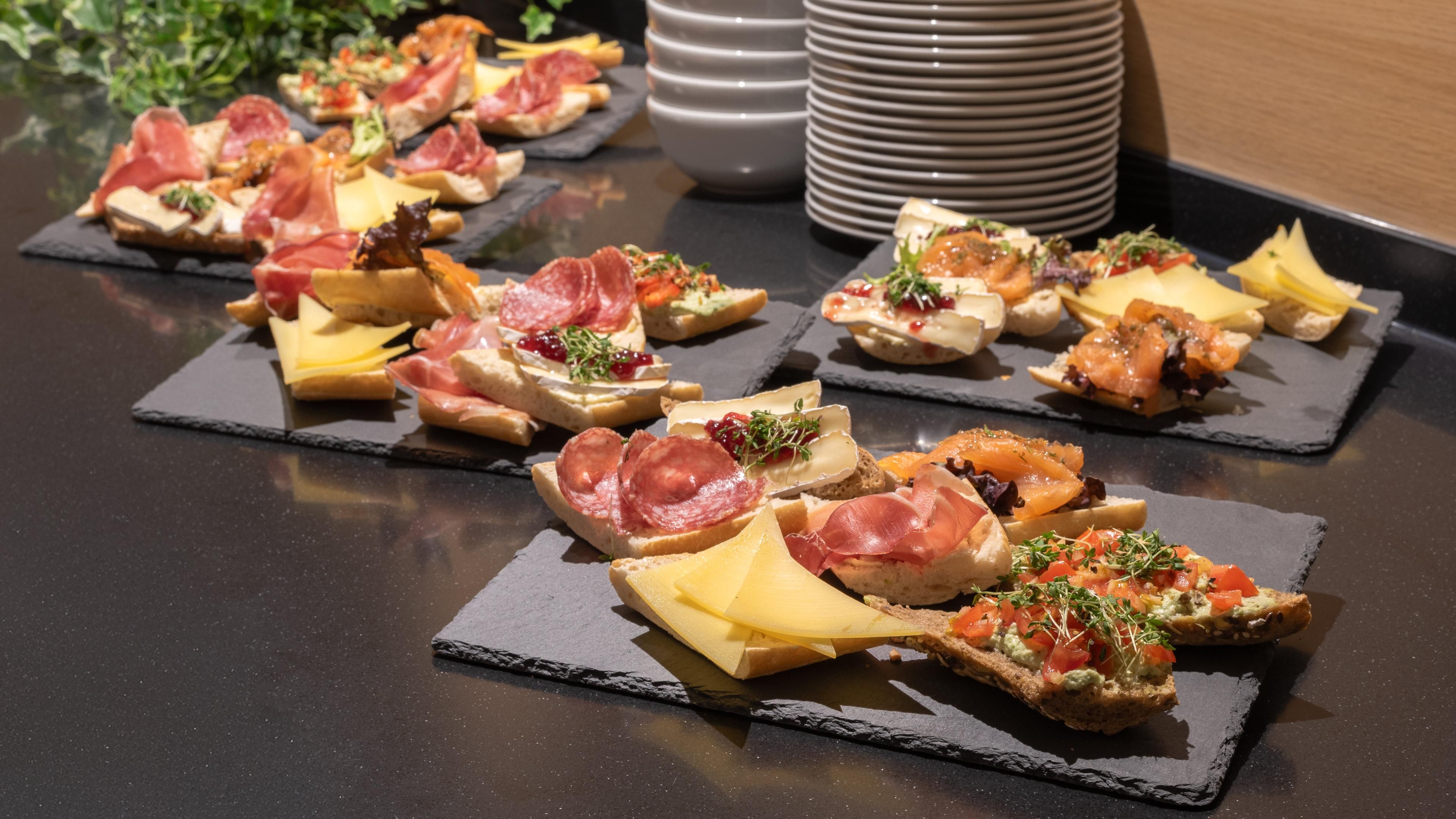 Diversas tapas dispuestas sobre pizarras.