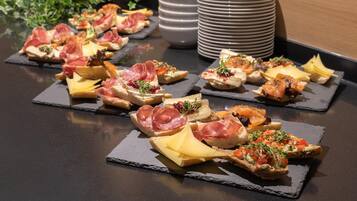 Diversas tapas dispuestas sobre pizarras.