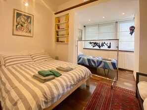 2 Schlafzimmer, Schreibtisch, Bügeleisen/Bügelbrett, Reisekinderbett