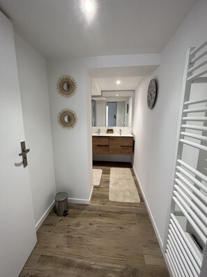 Interior - VILLA 14 Pers. Private pool, pétanque, terrace. 1km from Vallon center (Vallon-Pont-d'Arc)