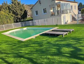 Outdoor pool, a heated pool - VILLA 14 Pers. Private pool, pétanque, terrace. 1km from Vallon center (Vallon-Pont-d'Arc)