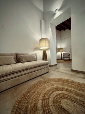 Suite exécutive | Aire de séjour | Téléviseur connecté de 50 po avec télévision numérique, Netflix