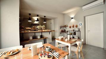 Frukostbuffé varje dag (EUR 18 per person)