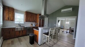 Fridge, oven, stovetop, dishwasher - Unique Tiny House Studio [With Chickens] Near I-95, FDA, DC, VA (Silver Spring)