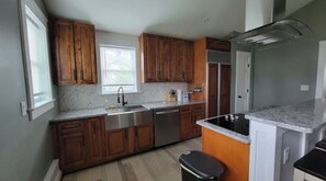 Fridge, oven, stovetop, dishwasher - Unique Tiny House Studio [With Chickens] Near I-95, FDA, DC, VA (Silver Spring)