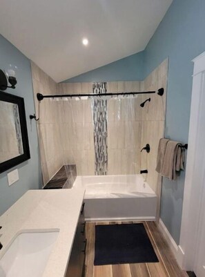Hair dryer, towels - Unique Tiny House Studio [With Chickens] Near I-95, FDA, DC, VA (Silver Spring)