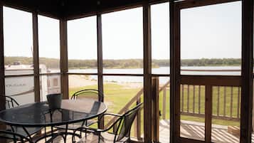 Modern cabin Lake Texoma, Kitchenette, Screened Patio, Beach View - No Pets | Terrace/patio