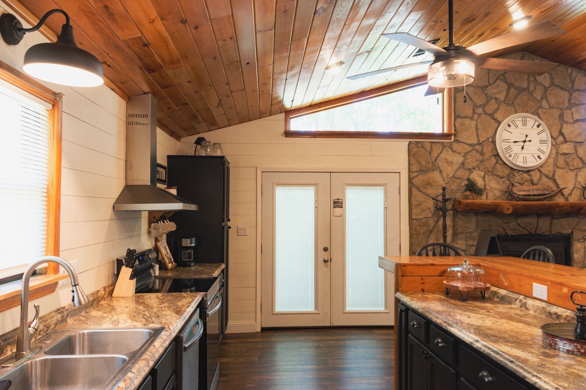 Lodge, Near Lake Texoma, Two Bedroom, Full Kitchen, Near Lake Access, Not Lake View - No Pets | Private kitchen