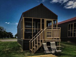 Decoración individual, mobiliario individual, wifi gratis y ropa de cama