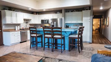 Two Bedroom, Lake View and Access, Wifi, Pet Friendly | Private kitchen