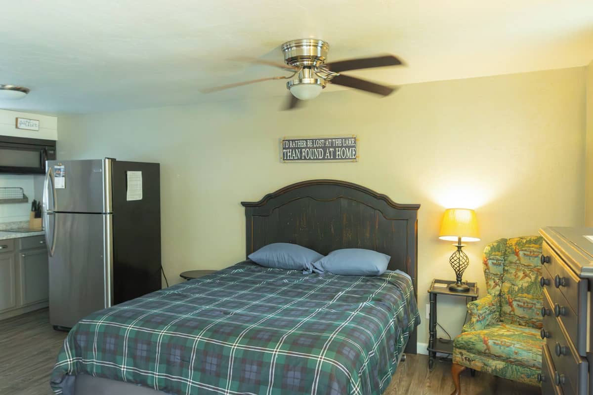 Cozy Room, Near Lake Texoma, Kitchenette, Near Lake Access, Not Lake View, No Pets | Individually decorated, individually furnished, free WiFi, bed sheets