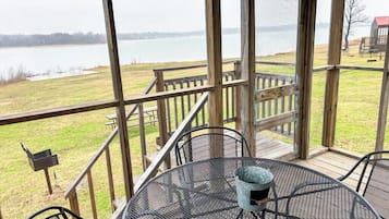 Basic-Ferienhütte, 1 Schlafzimmer, Kochnische, Seeblick | Terrasse/Patio