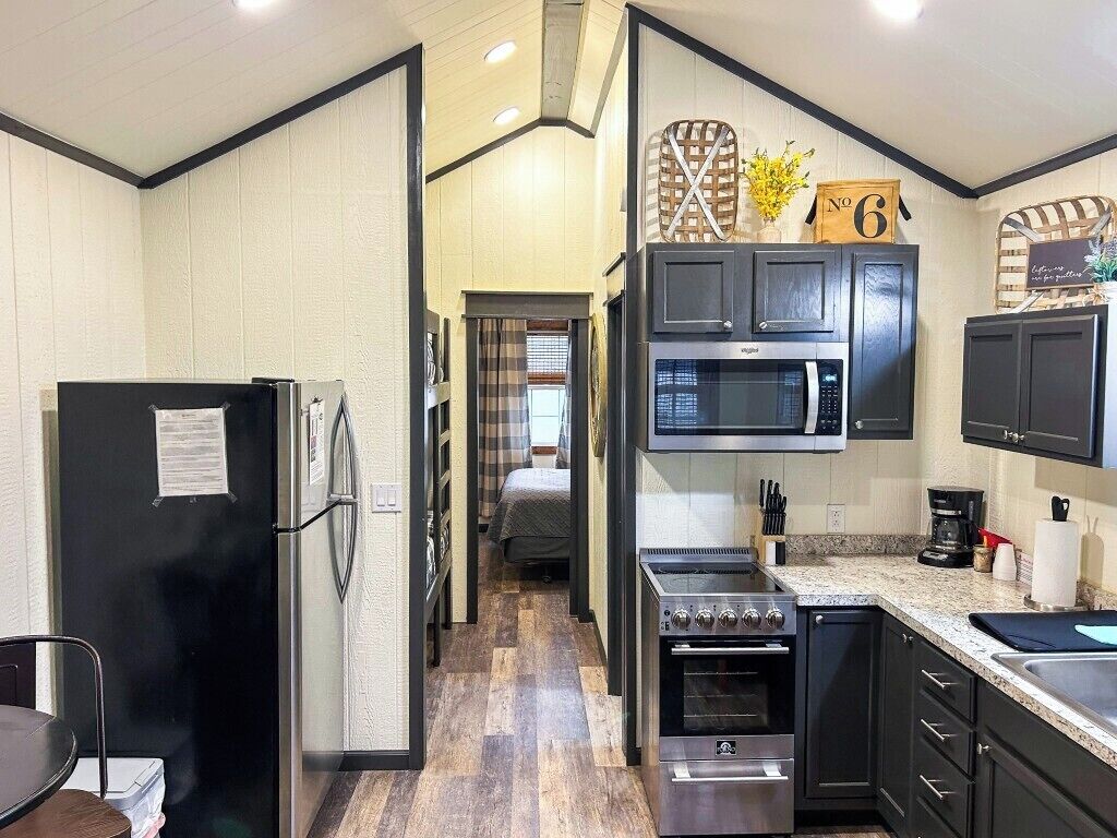 Cabaña básica, 1 habitación, cocina básica, vistas al lago | Cocina privada | Microondas y cafetera o tetera