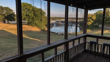 Two Bedroom, Lake View and Access, Wifi, Pet Friendly | 1 bedroom, individually decorated, individually furnished, free WiFi