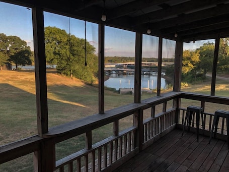 Two Bedroom, Lake View and Access, Wifi, Pet Friendly | 1 bedroom, individually decorated, individually furnished, free WiFi