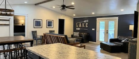 Husvogn – deluxe, utsikt mot innsjø, ved innsjø | Eget kjøkken | Mikrobølgeovn og kaffetrakter/tekoker