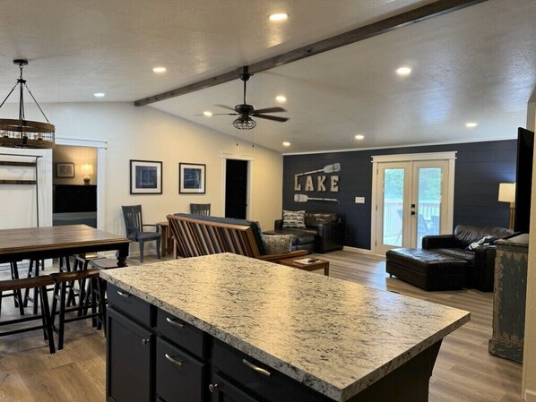 Maison mobile Deluxe, vue sur le lac, au bord du lac | Cuisine privée | Four à micro-ondes, cafetière-théière