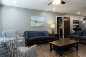 Deluxe-Apartment, 2 Schlafzimmer, Küche, Seeblick | Wohnbereich