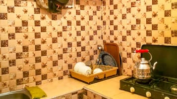 Fridge, cookware/dishes/utensils