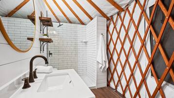 Cabin, 5 Bedrooms | Bathroom | Towels