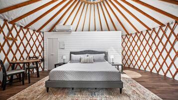 Cabin, 5 Bedrooms | 5 bedrooms, iron/ironing board, free WiFi