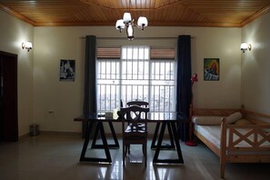 Dining - House - Sleeps 6 - Parking - Garden (Kigali)