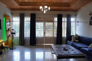 Interior - House - Sleeps 6 - Parking - Garden (Kigali)