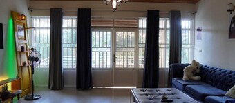 Entire Artistic House 5mins From Convention Centre