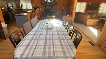 Chalet, 5 Bedrooms | Tempat makan