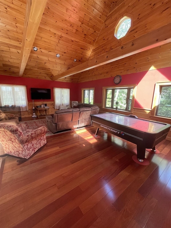 Chalet, 5 Bedrooms | Game room