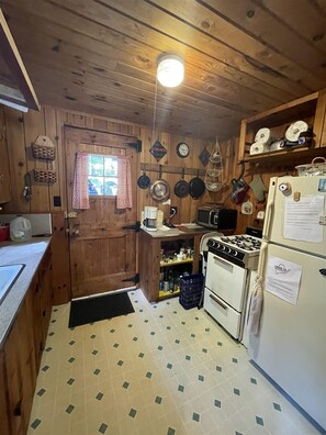 Cottage, 2 Bedrooms | Private kitchen | Fridge, oven, coffee/tea maker, toaster