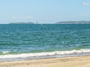 Beach nearby - Hillside Apartment (Pwllheli)